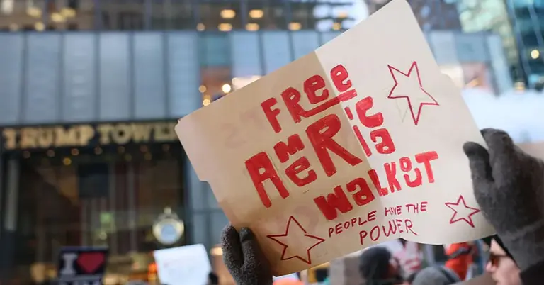 নিউ ইয়র্কের ফিফথ এভিনিউ  চলামান বিক্ষোভ